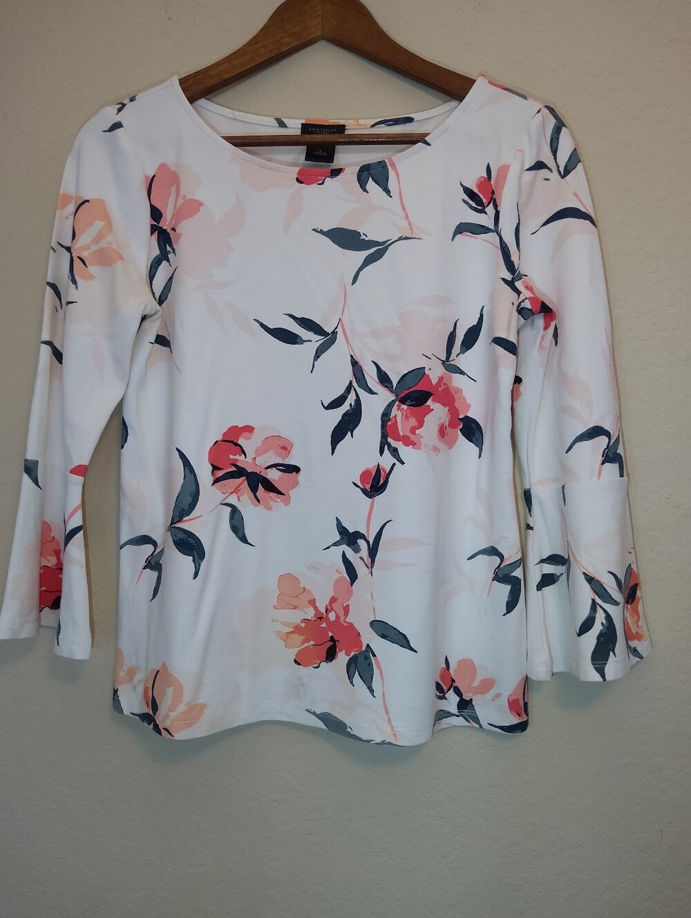 Ann Taylor Factory Blouse Womens Small‎ White Pink Green Floral Bell Sleeve